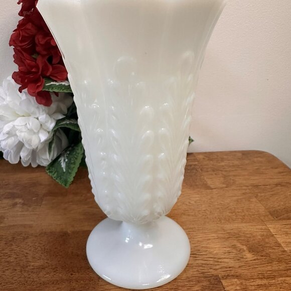 Vintage E O Brody Milk Glass Vase Leaf Feather Pattern Pedestal White Wedding - Picture 3 of 8